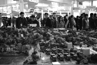 國內(nèi)企業(yè)的展臺都很有氣派，除了裝備實(shí)物，還用上了沙盤模型。